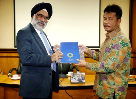 Duta Besar India menyerahkan cendramata kpd wawako Batam.jpg